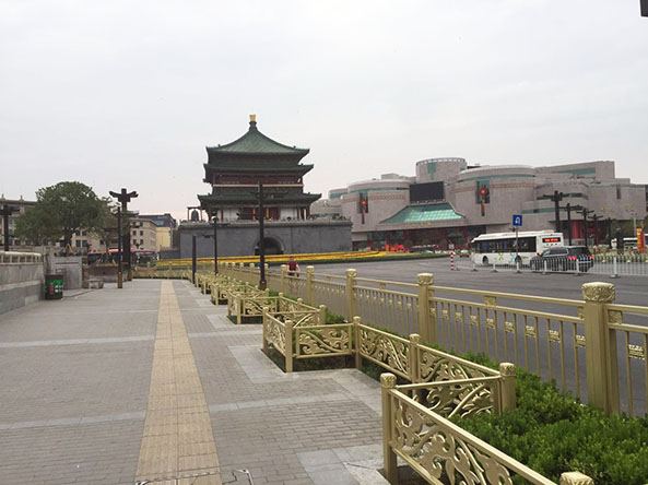 北京鐘樓西北角綠植護欄